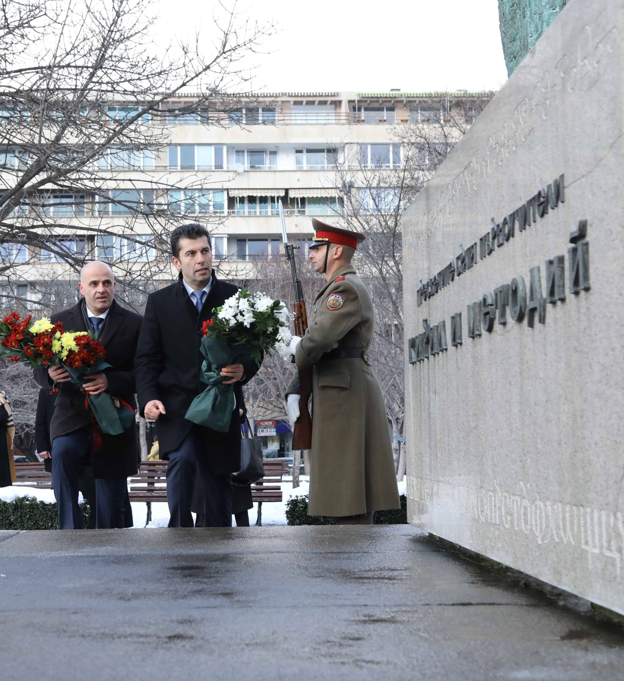 Кирил Петков и Димитър Ковачевски поднесоха цветя на Паметника на Св. Св. Кирил и Методий